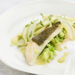 Rode poon met spitskool, gemarineerde groene asperges en kerriesaus