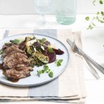 Gegrilde steak met een warme salade van rode bieten en witloof