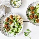 Gehaktballetjes van lamsvlees met komkommersalade, yoghurt en platbrood