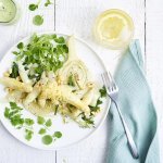 Groentesalade van asperges en venkel met groene karnemelkdressing