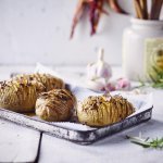 Hasselback aardappel met pittige kruiden