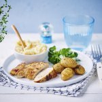 Hasselback potatoes met kip, appelmoes en pastinaak