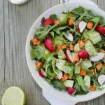 Salade van rucola met radijs en wortel