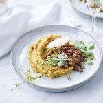 Hummus van pompoen met lamsgehakt en nootjes