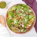 Lauwe aardappelsalade met gebakken champignons