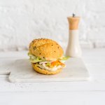 Burger de lotte, mozzarella et petits légumes