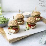 Minihamburger met kalfsvlees en currysaus