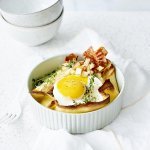 Crêpe au four au fromage belge, lard, légumes grillés et œuf 