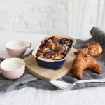 Ovenschotel met croissants en blauwe bessen