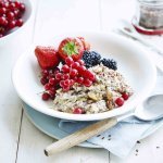 Overnight oats met braambessen, rode bessen en aardbeien