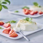 Panna cotta van yoghurt met aardbeien