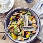 Panzanella aux légumes et pêches grillés et maquereau
