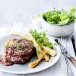 Pastinaakfrietjes met steak en sjalotsaus