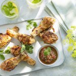 Piri Piri drumsticks met een tomatensaus en koriander