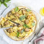 Pizza bianca met aardappel, aubergine en varkensworst 