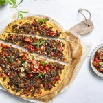 Pizza met kruidig gehakt, hummus en tomatensalsa