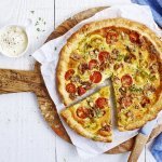 Quiche met courgette, kerstomaatjes en zure room