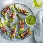 Rolletje van asperge en spek met Berloumi en peterseliepesto