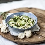 Salade van bloemkool en komkommer