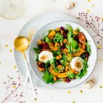 Salade van pompoen met geitenkaas en croutons van peperkoek