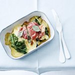 Saltimbocca van kip met aardappelschijfjes en spinazie