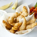 Tempura van schelvis met zoete aardappel en yoghurt