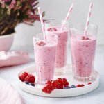 Smoothie van rode vruchten en yoghurt