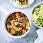 Stoofpotje van zoete aardappel en champignons met pastinaakpuree