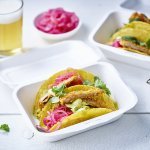Taco met schnitzel, pittige mayonaise en rode ui