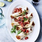 Taquito van kip met tomatensalsa 