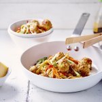 Boulettes thaï de poulet au fromage Nazareth et nouilles épicées de légumes