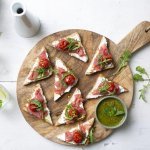 Toast met carpaccio, geitenkaas en gepofte kerstomaatjes