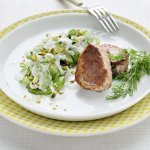 Varkensmignonnette en komkommersalade met yoghurt