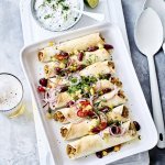 Vegetarische taquito met pompoenhummus en een dip van venkel