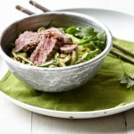 Courgetti au wok avec poireaux, haricots et lamelles de bœuf