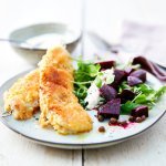 Cordon bleu van wijting met rode bietensla en mierikswortelsaus