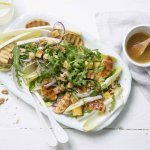 Witloofsalade met gegrilde appeltjes en oude kaas