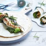 Er liggen twee wraps al klaargemaakt op tafel, de andere ligt nog open maar wel gevuld met een stukje konijnfilet, pesto en gegrilde aubergine en paprika. Rollen maar. 
