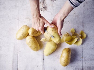 Aardappelen schillen Aardappelen schillen