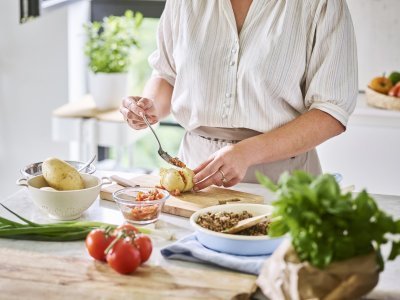 Vrouw kookt in de keuken Vrouw kookt in de keuken