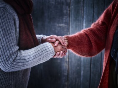 Mensen houden elkaars hand vast Mensen houden elkaars hand vast