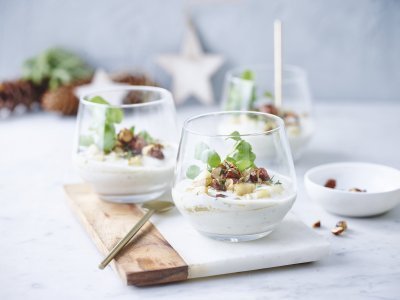Blauwe kaasmousse met gebakken peer en notencrunch Feestelijk hapje in een glaasje. Het is een blauwe kaasmousse met gebakken peer en notencrunch, ideaal om je feestmenu in te zetten.