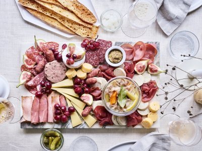 Breughelplank met potjesvlees Op het midden van de tafel staat een grote schaal van natuursteen. Je kan deze schotel zien als een grote tapasschotel, maar dan boordevol Belgisch lekkers. Denk maar aan charcutterie, kazen, mosterd en toast.