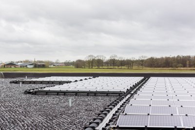 Drijvende zonnepanelen in waterbassin Drijvende zonnepanelen in waterbassin
