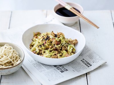 Chinese kool in de wok met gehakt Chinese kool in de wok met gehakt