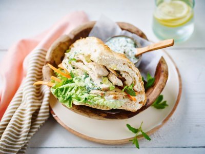 Frisse kebab met kip en tzatziki. 