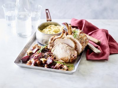 Gebraden varkenskroontje met rabarber, rode biet en dragon Het varkenskroontje ligt op een ovenplaat samen met de stukjes rabarber en rode biet. We serveren hem met een kommetje versgemaakte puree. Er ligt een donkerrode servette bij het gerecht om de rode biet nog meer te accentueren, een herfsttopper!