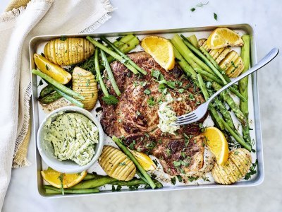 Een grote bakplaat gevuld met lekkers van bij ons, denk maar aan een mooi stukje vlees, groene asperges, boontjes, hasselback aardappelen en knoflookboter. 