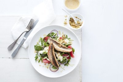 Gegrilde rode poon met een salade van boontjes, pompelmoes, yoghurt en kruidencrumble Een rijke salade met gegrilde vis en pompelmoes, heerlijk! De kruidencrumble zorgt voor extra bite en smaak.