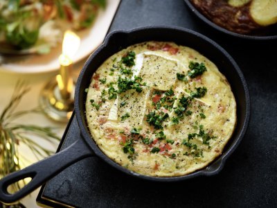 Gourmet van tortilla met Belgische Brie en koolrabisalade Een gourmetpannetje gevuld met lekkers van eigen landje! Schijfjes aardappel, eitjes, paprika en Belgische brie, laat alles mooi bakken in je gourmetpannetje en geniet tijdens de feesten!